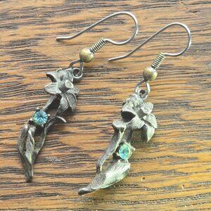 Vintage daffodil earrings with inset stone.